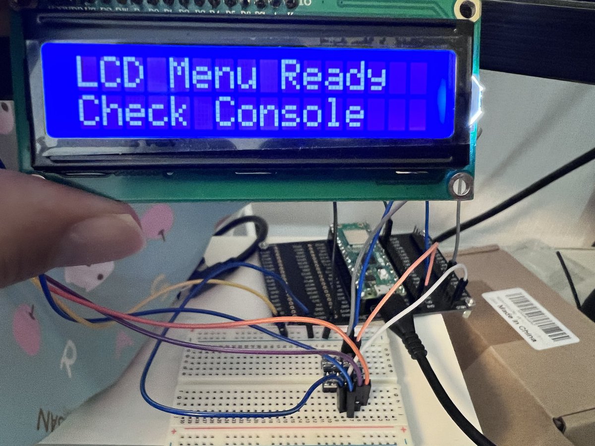 murasametech's tweet image. Raspberry Pi Picoで1602LCDを使うメリットは「低コストで視認性の高いUIを簡単に実装できる点」です。

センサー値の表示やデバッグ情報の確認に最適で、PC不要で動作確認が可能になります。

小規模IoTや学習用途で特に有用です✨
 #RaspberryPiPico #LCD #IoT
