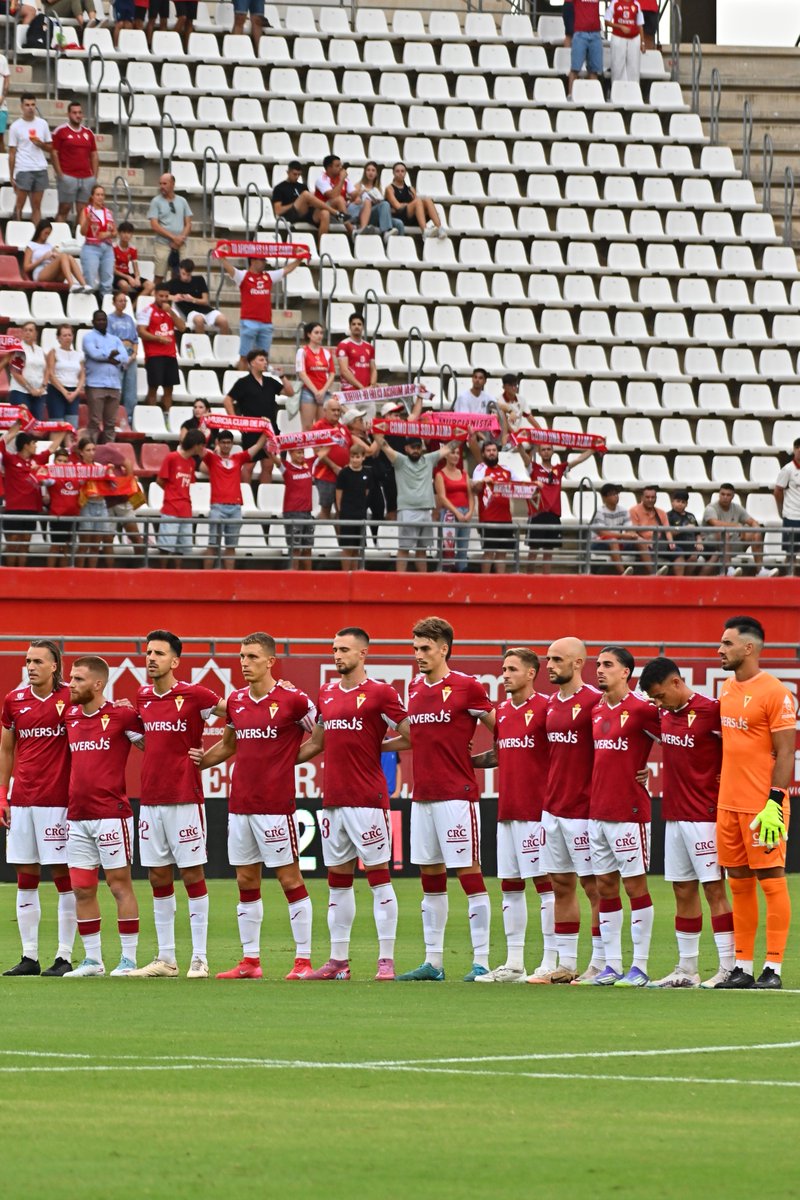 realmurciacfsad's tweet image. 🕊️ Antes del inicio de nuestro debut liguero en casa, el Real Murcia y su afición rindieron homenaje a todos los abonados fallecidos este verano con un emotivo minuto de silencio.

🙏 Gracias a @FunerariadJesus por la donación de una corona en memoria de todos esos murcianistas…
