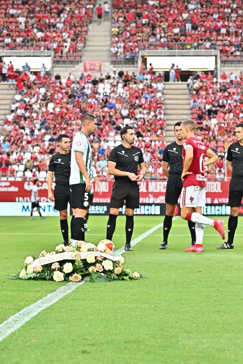 realmurciacfsad's tweet image. 🕊️ Antes del inicio de nuestro debut liguero en casa, el Real Murcia y su afición rindieron homenaje a todos los abonados fallecidos este verano con un emotivo minuto de silencio.

🙏 Gracias a @FunerariadJesus por la donación de una corona en memoria de todos esos murcianistas…