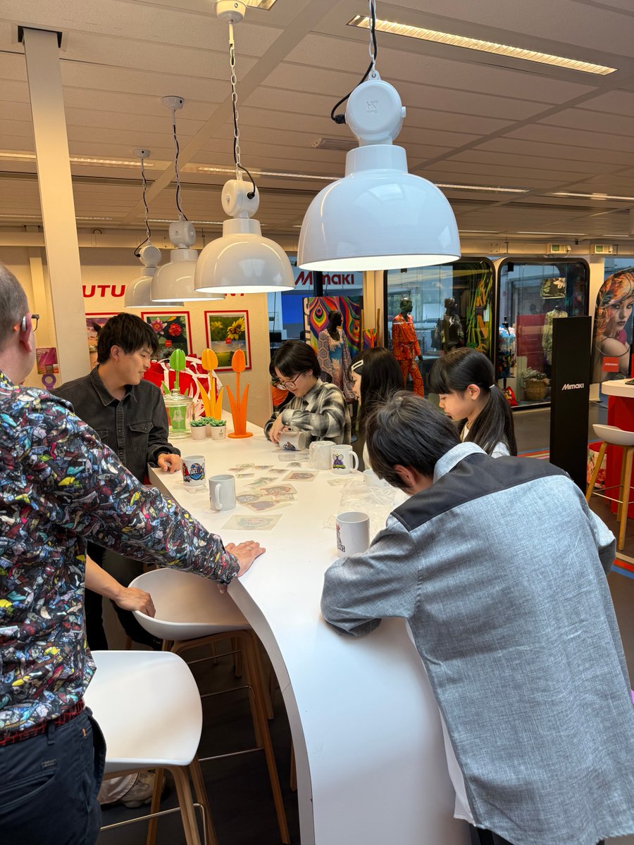 Students from the Japanese School of Amsterdam joined us at the Mimaki showroom to explore digital printing, decorate cups with our new UV DTF printer, and film clips for social media. A day full of creativity! 🎨✨