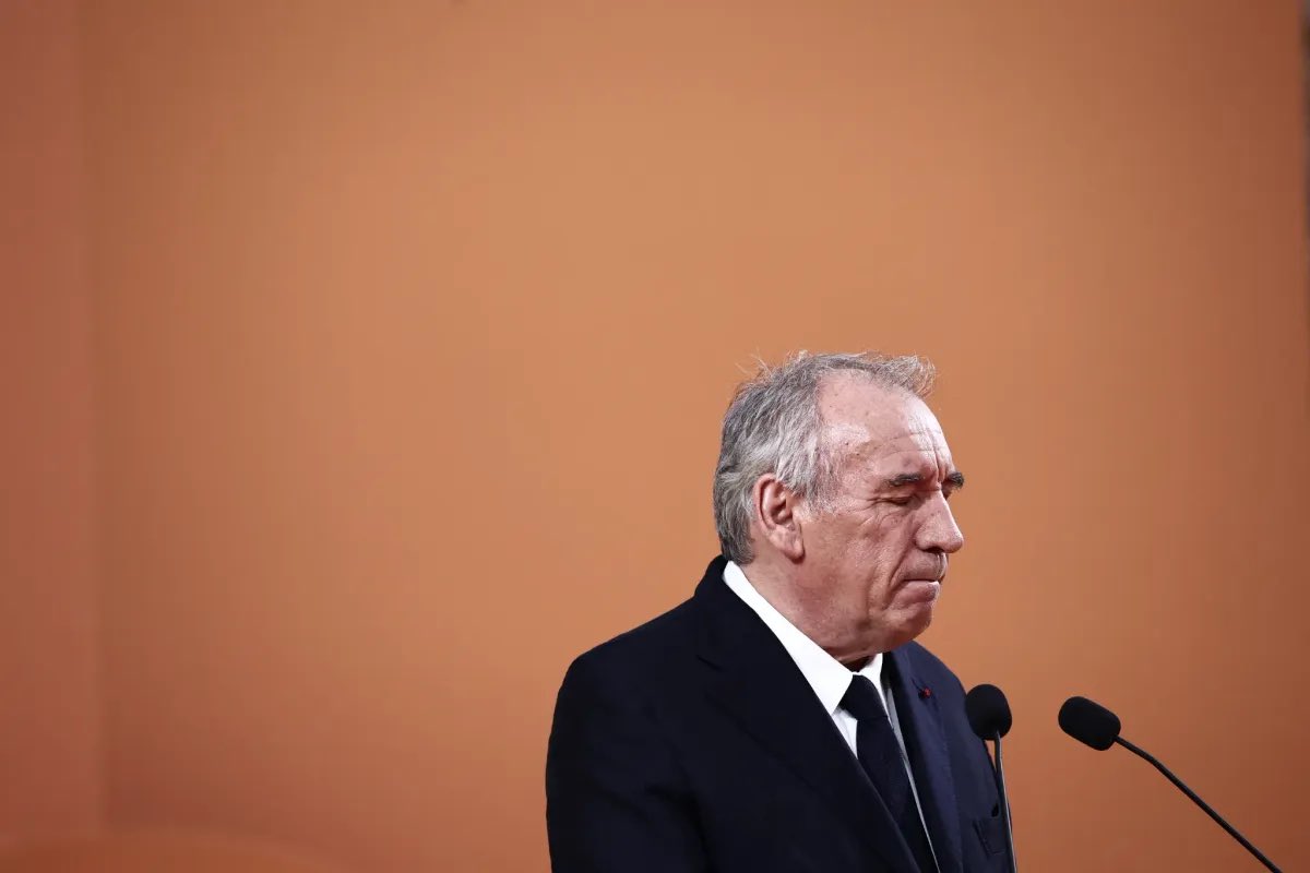 L_ThinkTank's tweet photo. [ 🇫🇷 FRANCE ]

🔸 François Bayrou engage ce lundi la responsabilité de son gouvernement à l’Assemblée nationale sur la dette française, supérieure à 3 300 milliards d’euros, alors que les principaux partis d’opposition ont déjà annoncé qu’ils ne lui accorderaient pas leur confiance.