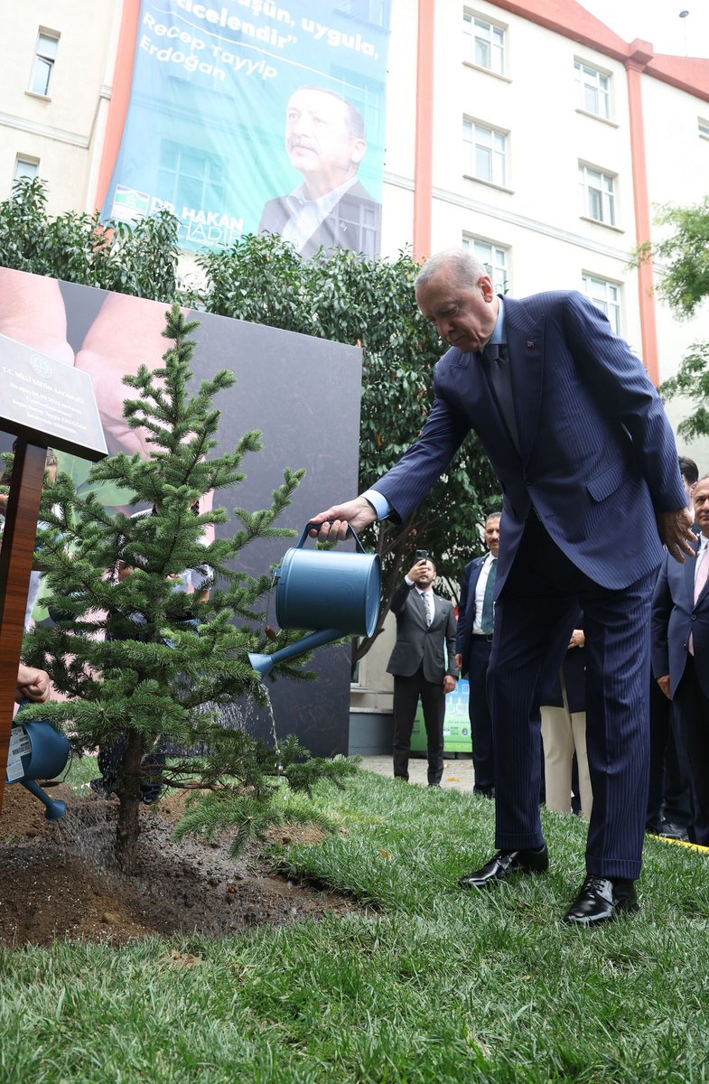 Akparti's tweet photo. Cumhurbaşkanımız Sayın Recep Tayyip Erdoğan, Milli Eğitim Bakanlığının "Yeşil Vatan-Benim Okulum Geleceğe Çare" projesi kapsamında fidan dikti. 

#HerÇocukBirFidan https://t.co/1wQvY6fxCI
