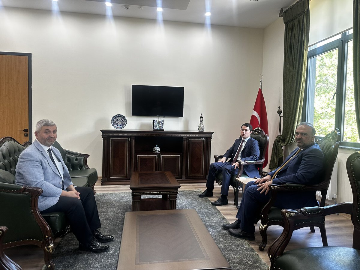 Diyanet İşleri Başkanlığı Başkanlık Müşaviri, TDV Mütevelli Heyeti Üyesi Doç.Dr Fatih Kurt,İlçe Müftümüz Ahmet Fuat Çandır ile birlikte Kaymakamımız Sn. Muhammed Furkan TUNA’yı makamında ziyaret etti. 
Hocamıza nazik ziyaretlerinden dolayı kendilerine teşekkür ederiz.