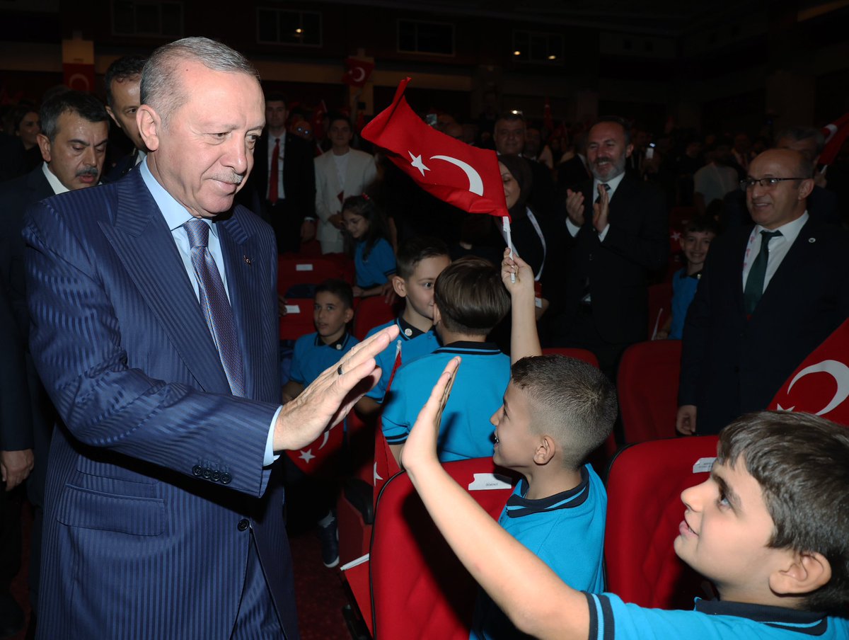 tcbestepe's tweet photo. “Hükûmetlerimizin en büyük yatırımı eğitime, dolayısıyla insanadır” https://t.co/3DoB5zXP5F https://t.co/DmXeJc0was