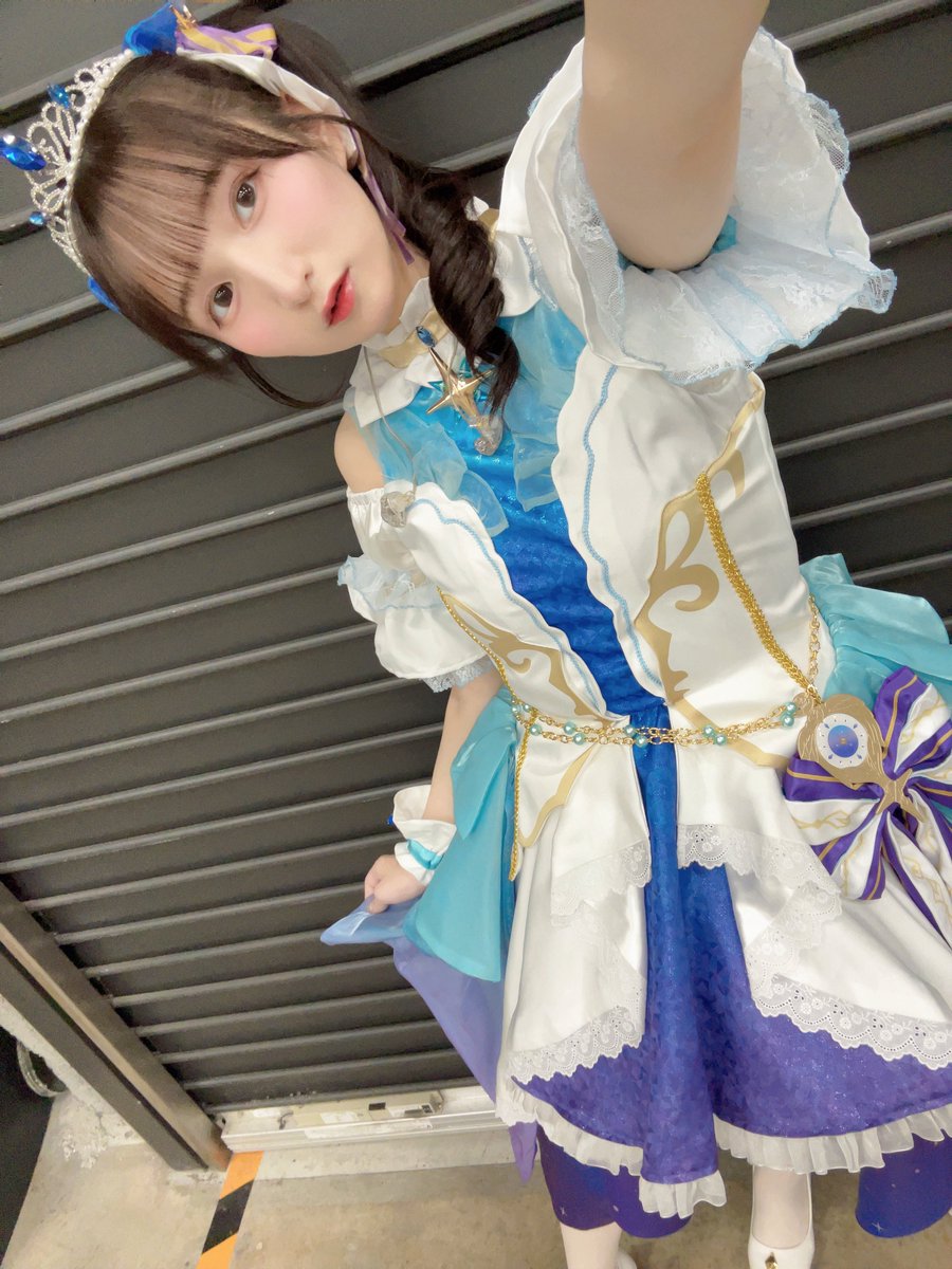 スターライト・エタニティのお写真は上条春菜役の長島光那さんに撮っていただきました📷✨

自撮りでどうにか全身を写そうとしていたところ声をかけてくださったの〜！

（どうにかしてる最中のお写真も撮ってくれてました…♡）

#デレステ10thツアー
#デレステ10thツアー千秋楽_day1