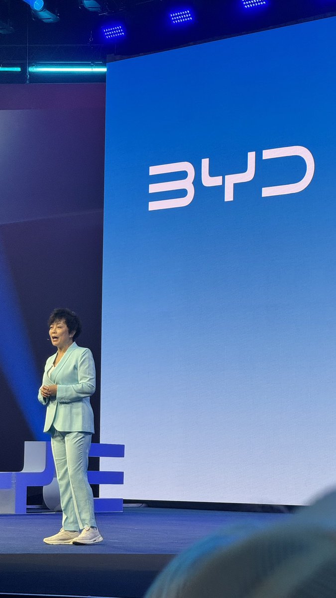 Stella Li de <a href="/BYDGlobal/">BYD Global</a> anuncia una gran cantidad de novedades en Munich

🐬 BYD DOLPHIN SURF
- Primer coche 100% eléctrico de BYD que se fabricará en Europa (planta en Hungría, finales 2025).
- Acaba de obtener 5 estrellas EuroNCAP, referencia de seguridad en su segmento.

⚡