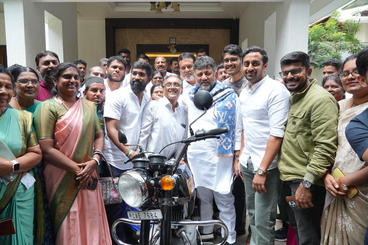 Finally after restoring the bike completely <a href="/DKShivakumar/">DK Shivakumar</a> sir for the wonderful gesture by riding your favourite motorcycle the iconic yezdi inspires many of the motorcycle enthusiasts to preserve the vintage motorcycles
