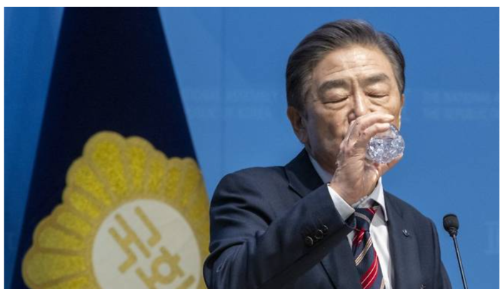 "매국노 사퇴하라"..국힘 김민전 주선 독립기념관장 기자회견에 국회 아수라장 amn.kr/54957
김형석 "민주당이 배후" 주장하다 시민 항의에 줄행랑
'백골단 기자회견' 뭇매 맞았던 김민전도 모습 감취