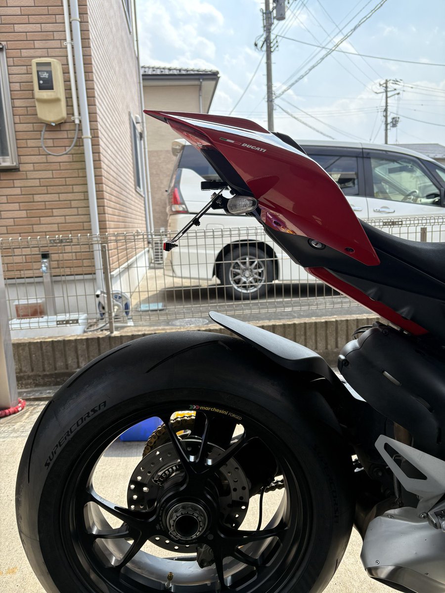 #今乗ってるバイクで最初に施したカスタム
どちらも、フェンダーレスが最初ですね。
パニはモトクレイジー製、隼のは、自作フェンダーレスです😊