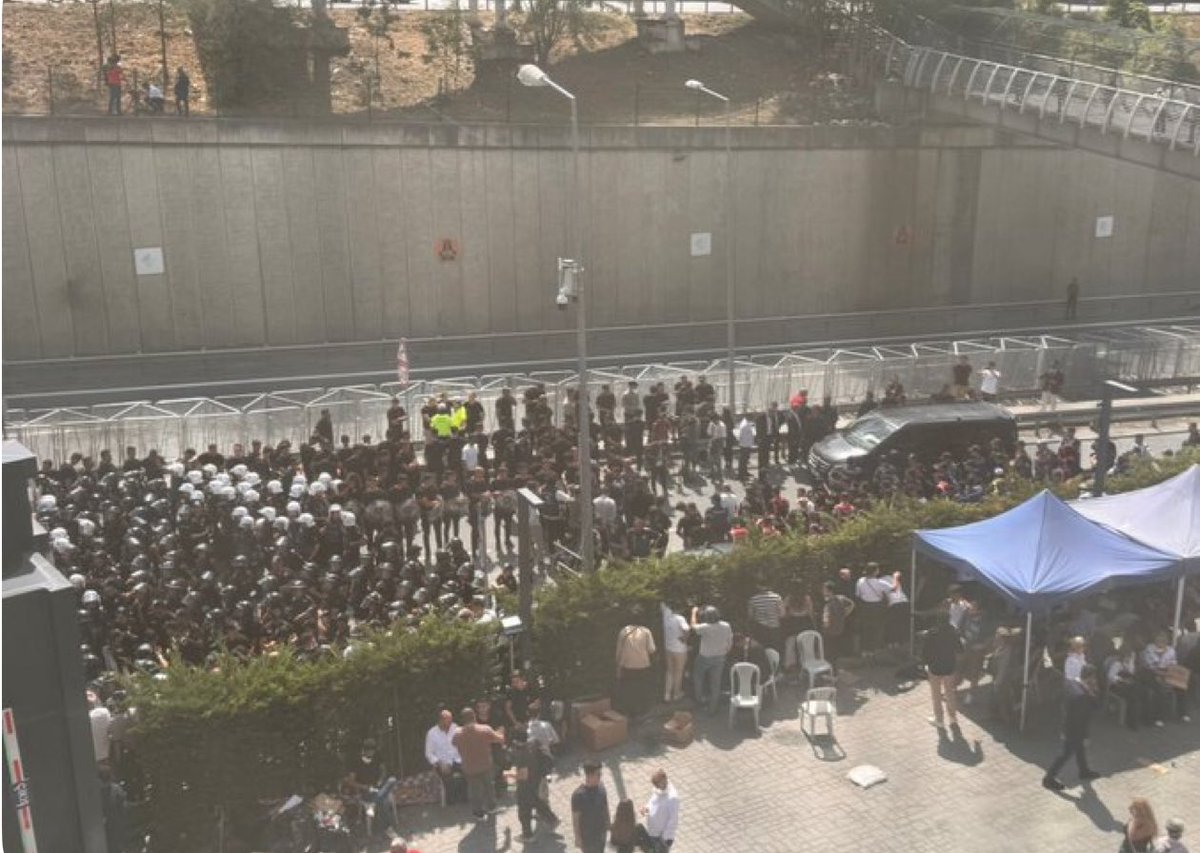 Kayyım Gürsel Tekin yüzlerce polisin koruması altında ancak CHP İstanbul il başkanlığı’na gelebildi... 
Ne güzel demiş Vatan Şairi Nazım Hikmet; “Hiçbir korkuya benzemez halkını satanın korkusu!”