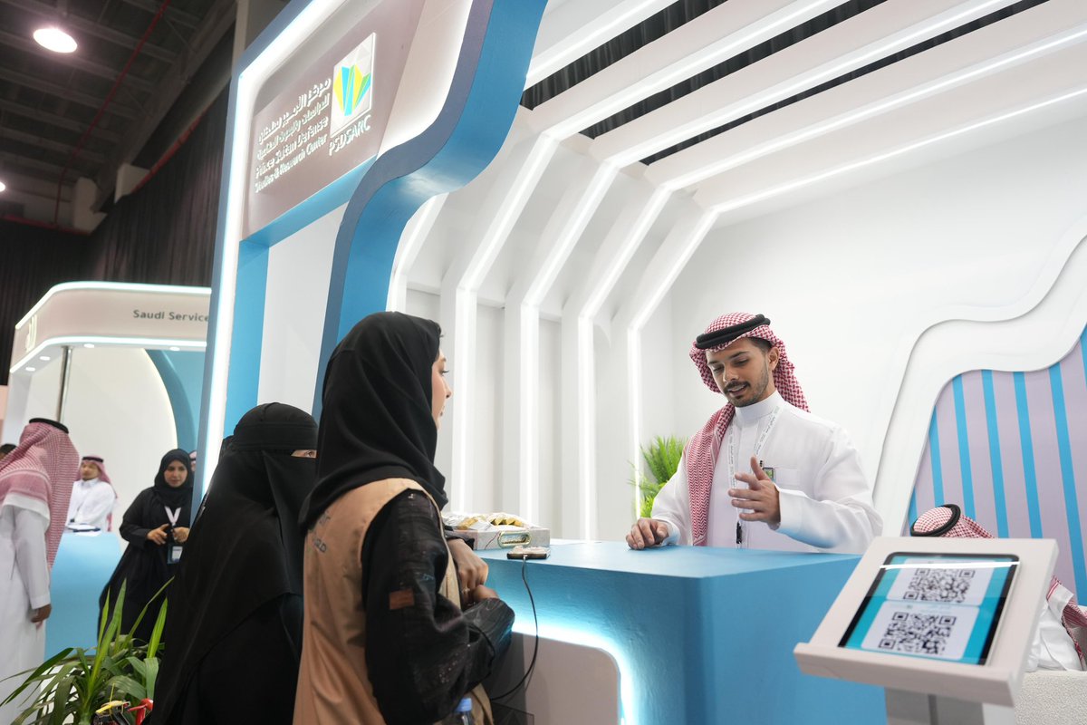 PSDSARC's tweet image. نبحث اليوم لنبتكر مستقبلًا أكثر إشراقًا وأمان ..  
من مدينة الظهران نرحب بزيارتكم لجناح #مركز_الأمير_سلطان_للدراسات_والبحوث_الدفاعية في معرض التوظيف 2025 الذي انطلقت أعماله اليوم بتنظيم من @KFUPM ويستمر لمدة 3 أيام .. 

#PSDSARC