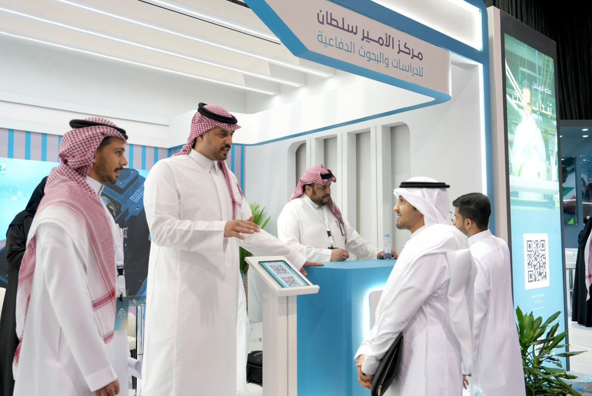 PSDSARC's tweet image. نبحث اليوم لنبتكر مستقبلًا أكثر إشراقًا وأمان ..  
من مدينة الظهران نرحب بزيارتكم لجناح #مركز_الأمير_سلطان_للدراسات_والبحوث_الدفاعية في معرض التوظيف 2025 الذي انطلقت أعماله اليوم بتنظيم من @KFUPM ويستمر لمدة 3 أيام .. 

#PSDSARC
