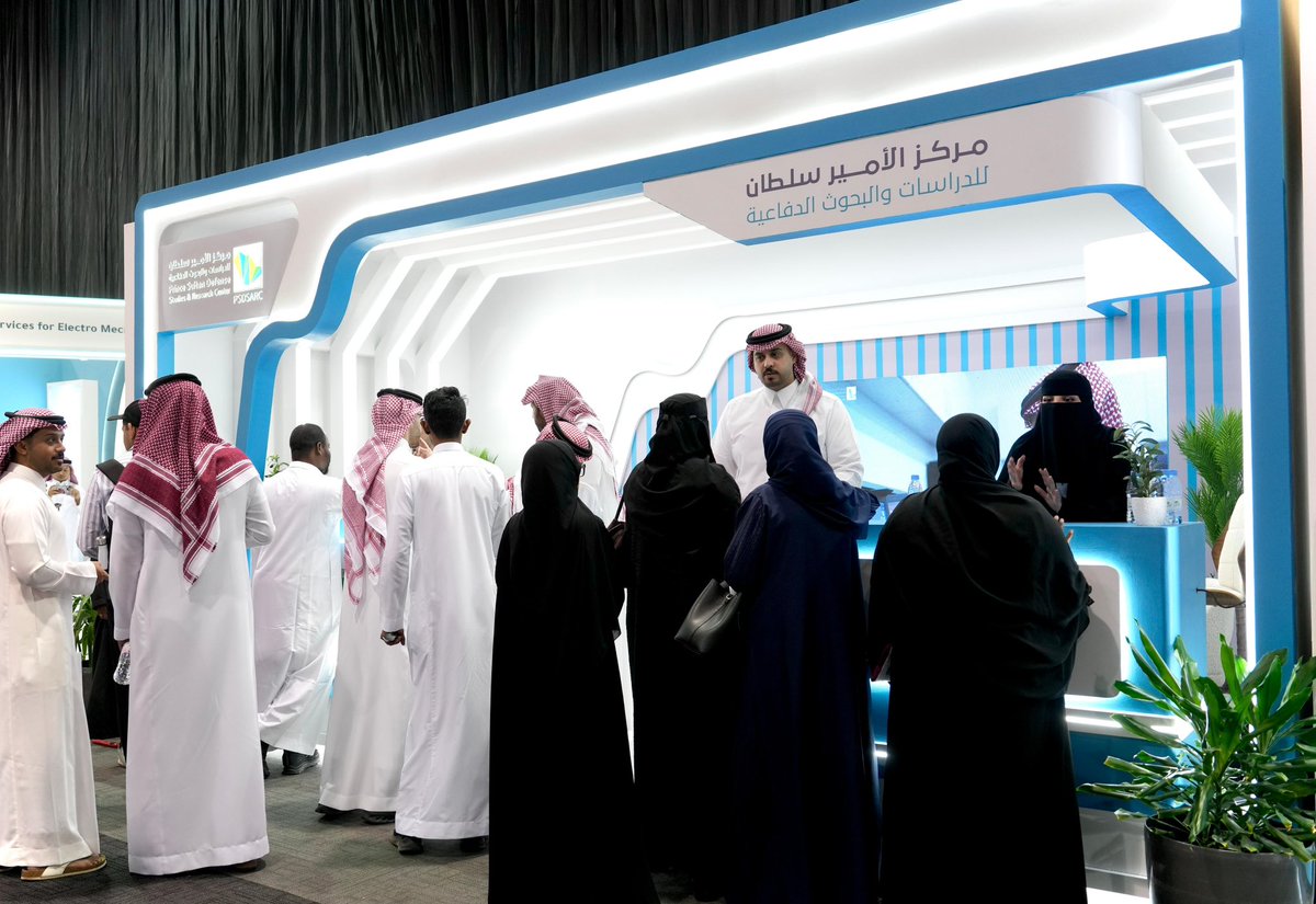 PSDSARC's tweet image. نبحث اليوم لنبتكر مستقبلًا أكثر إشراقًا وأمان ..  
من مدينة الظهران نرحب بزيارتكم لجناح #مركز_الأمير_سلطان_للدراسات_والبحوث_الدفاعية في معرض التوظيف 2025 الذي انطلقت أعماله اليوم بتنظيم من @KFUPM ويستمر لمدة 3 أيام .. 

#PSDSARC
