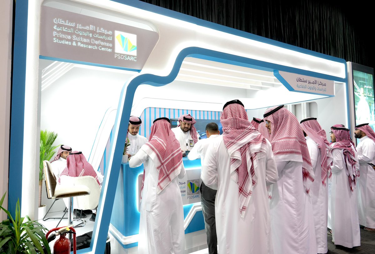 PSDSARC's tweet image. نبحث اليوم لنبتكر مستقبلًا أكثر إشراقًا وأمان ..  
من مدينة الظهران نرحب بزيارتكم لجناح #مركز_الأمير_سلطان_للدراسات_والبحوث_الدفاعية في معرض التوظيف 2025 الذي انطلقت أعماله اليوم بتنظيم من @KFUPM ويستمر لمدة 3 أيام .. 

#PSDSARC