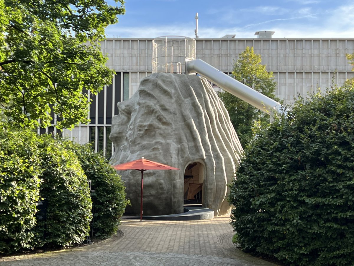 MarcBundi's tweet photo. Jetzt gibt’s eine Rutschbahn im Kunsthaus Zürich! Die riesige, 8 Meter hohe Skulptur der Künstlerin Monster Chetwynd heisst «Zardoz», befindet sich hinter dem Chipperfield Erweiterungsbau und ist öffentlich zugänglich. 
#kunsthauszürich #kunsthauszurich #monsterchetwynd https://t.co/d80Mkn2UEX