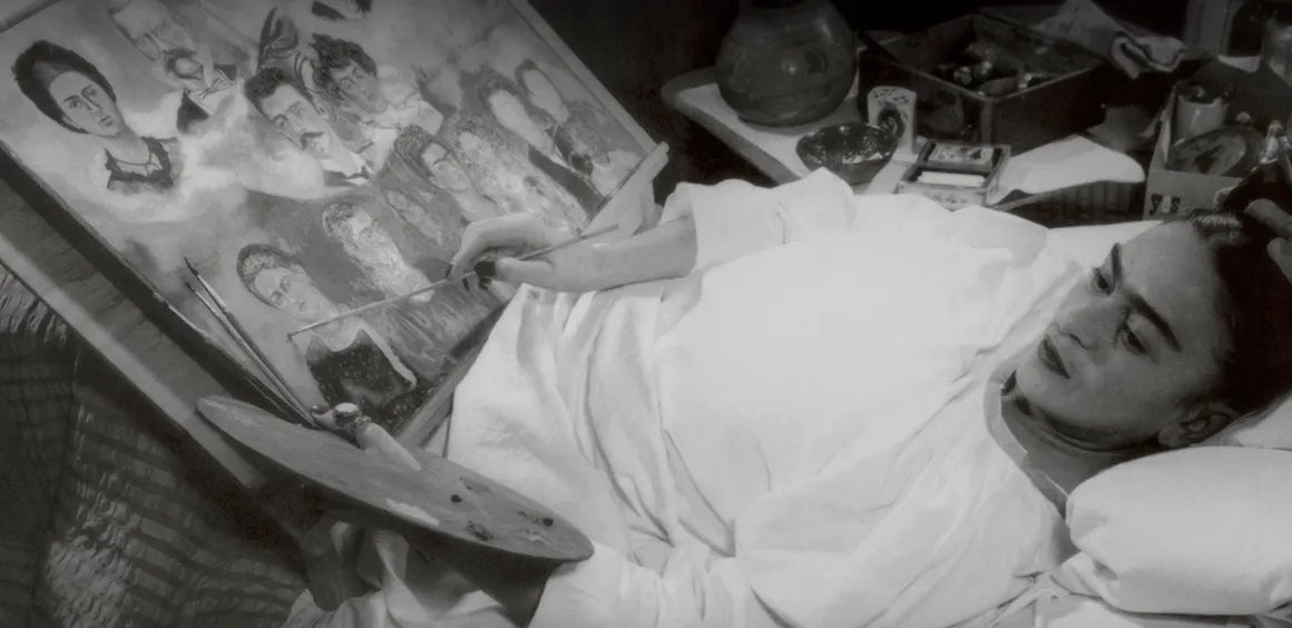 الرسامة المكسيكية “فريدا كاهلو” عاشت حياتها بين الألم والمرض.
لكنها حولت وجعها إلى لوحات خالدة.
اليوم تُباع أعمالها بملايين، وتُعتبر أيقونة للإبداع.
🎨 الألم أحيانًا وقود الفن