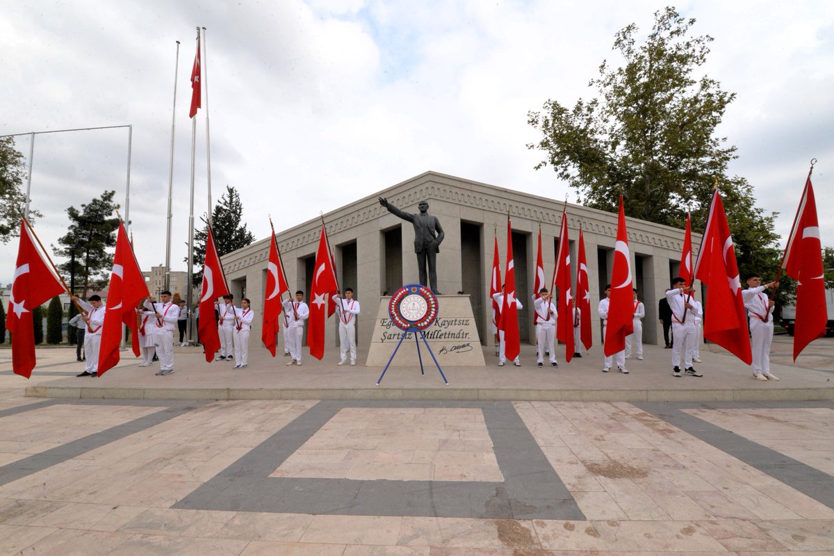 Osmaniye İl Millî Eğitim Müdürlüğü (@osmaniyeilmem) on Twitter photo 🔔‘’Yeni Eğitim Öğretim Yılı Çalan İlk Ders Zili İle Başladı.’’  
2025-2026 Eğitim Öğretim Yılı İlköğretim Haftası Kutlama Programı, İl Milli Eğitim Müdürümüz Aydın ALBAK tarafından Atatürk Anıtı’na çelenk sunulması ile başladı.
<a href="/ALBAKAydn/">Aydın ALBAK</a> <a href="/DrErdincYILMAZ1/">Dr. Erdinç YILMAZ🇹🇷</a> <a href="/tcmeb/">Millî Eğitim Bakanlığı</a> 🔔‘’Yeni Eğitim Öğretim Yılı Çalan İlk Ders Zili İle Başladı.’’  
2025-2026 Eğitim Öğretim Yılı İlköğretim Haftası Kutlama Programı, İl Milli Eğitim Müdürümüz Aydın ALBAK tarafından Atatürk Anıtı’na çelenk sunulması ile başladı.
<a href="/ALBAKAydn/">Aydın ALBAK</a> <a href="/DrErdincYILMAZ1/">Dr. Erdinç YILMAZ🇹🇷</a> <a href="/tcmeb/">Millî Eğitim Bakanlığı</a>