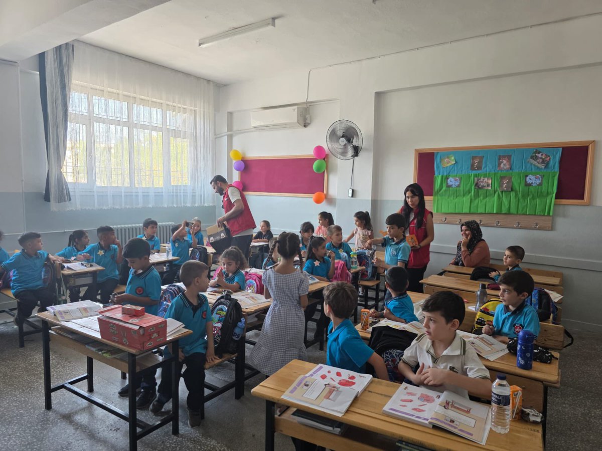 GSB_NizipGM's tweet photo. Gençlik merkezimiz olarak, okulların açıldığı ilk günde öğrencilerimizle buluştuk. Yeni eğitim-öğretim yılında gençlerimize başarılar diliyor, her zaman yanlarında olduğumuzu hatırlatıyoruz 📚🦋

#GM#GSB https://t.co/KyRc2r2j2L
