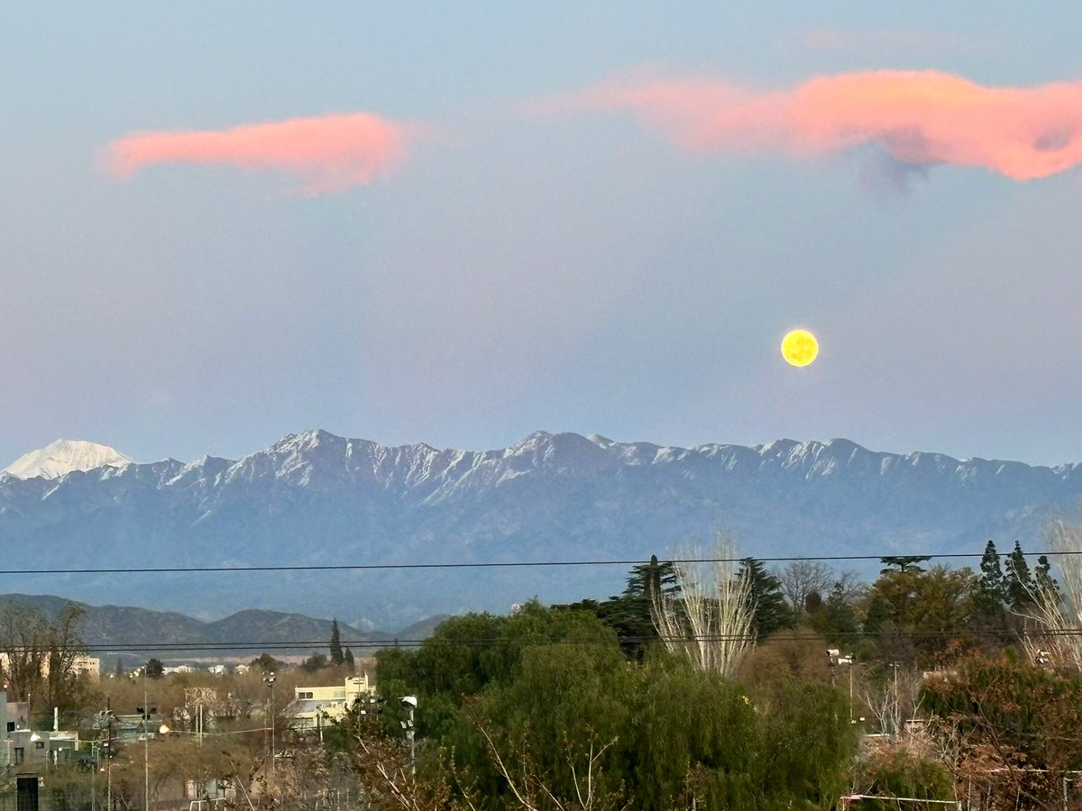 MATIPASCUALETTI's tweet photo. Así amanecemos 
Imponente luna sobre la cordillera 
#Mendoza https://t.co/lNY0sAGzz7