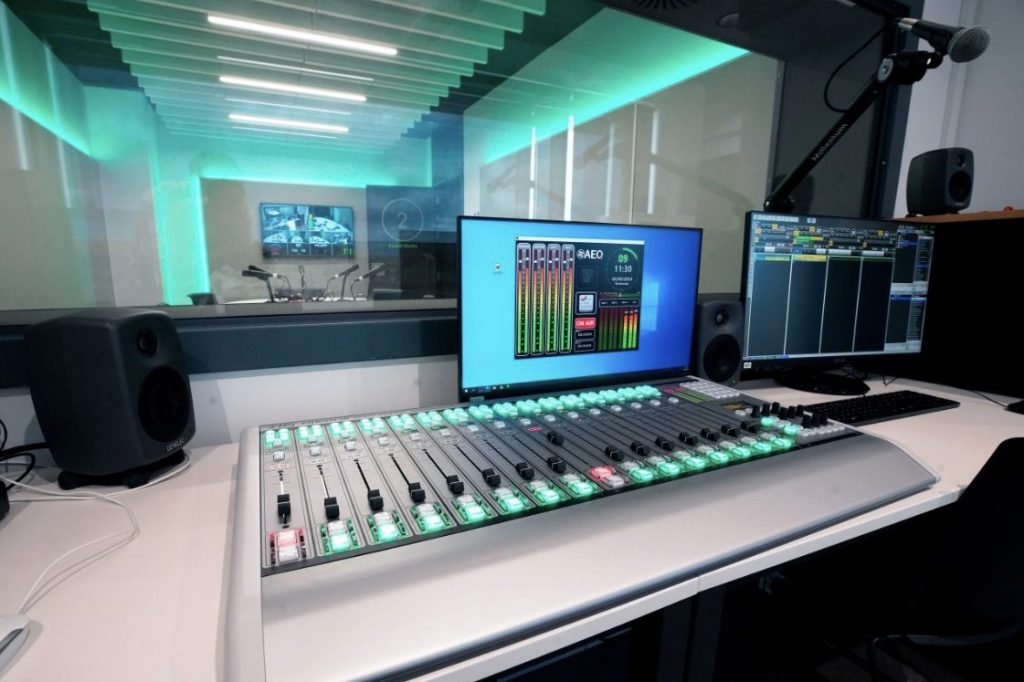 ✔️La Universidad refuerza la presencia de la #radio y el #audio en sus aulas

▶️La <a href="/unicomplutense/">Complutense</a>,  la <a href="/ufvmadrid/">Universidad Francisco de Vitoria</a> y #TheCore actualizan sus equipos

👉<a href="/aeq_es/">AEQ</a> incorpora tecnología española de vanguardia a tres universidades madrileñas

🔴gorkazumeta.com/2025/09/la-uni…