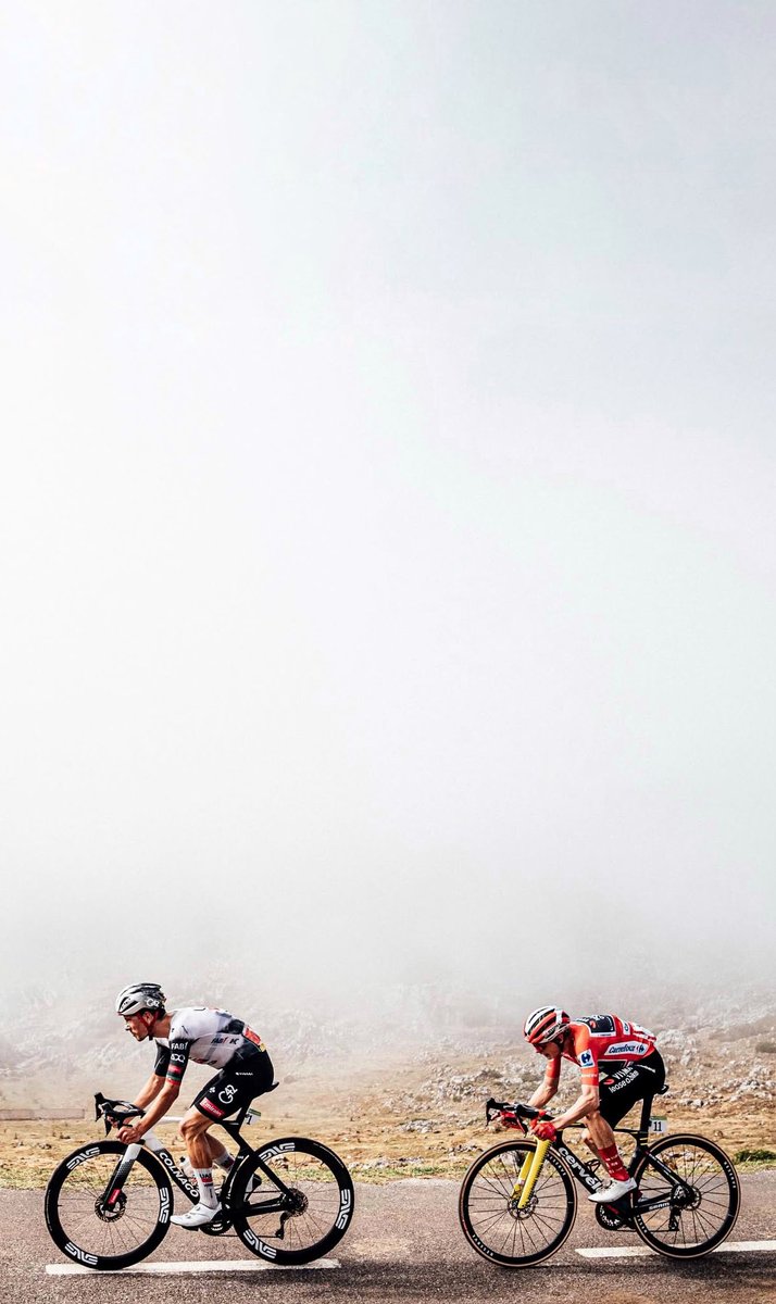 Wallpaper for you… 

📷: z_w_photography #LaVuelta25