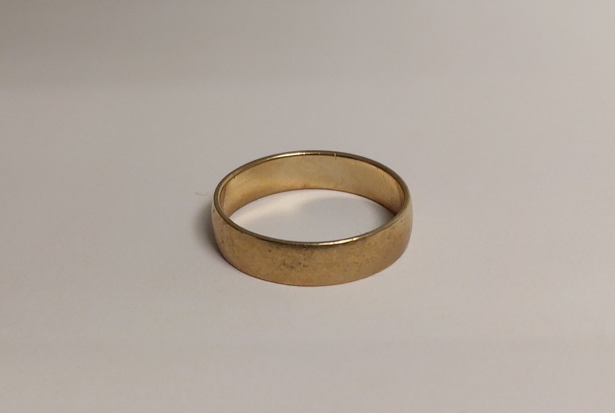 #politidk har fået indleveret en vielsesring, herrering i 8 kt. guld, indgraveret "C &amp; F 21-07-2023". Ringen er fundet på stranden på Fanø.
Er det din ring, eller kender du ejeren? Så ring til Politiets Servicecenter på tlf. 1-1-4. Oplys venligst hittegodsnummer 2025-0679.