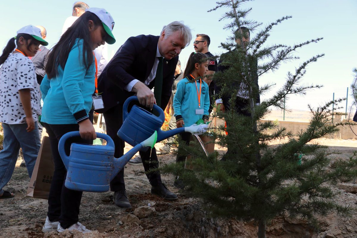 bingolmem's tweet photo. 🌟 Geleceğe Nefes Olduk! 🌱

İl Milli Eğitim Müdürümüz Mustafa Özel, öğrencilerimizle birlikte fidanları toprakla buluşturdu ve can suyunu verdi.

📍 Sudüğünü İlkokulu
 🍀 #HerÇocukBirFidandır

@tcmeb @Yusuf__Tekin @MustafaOzel66 https://t.co/316YdWsBYF