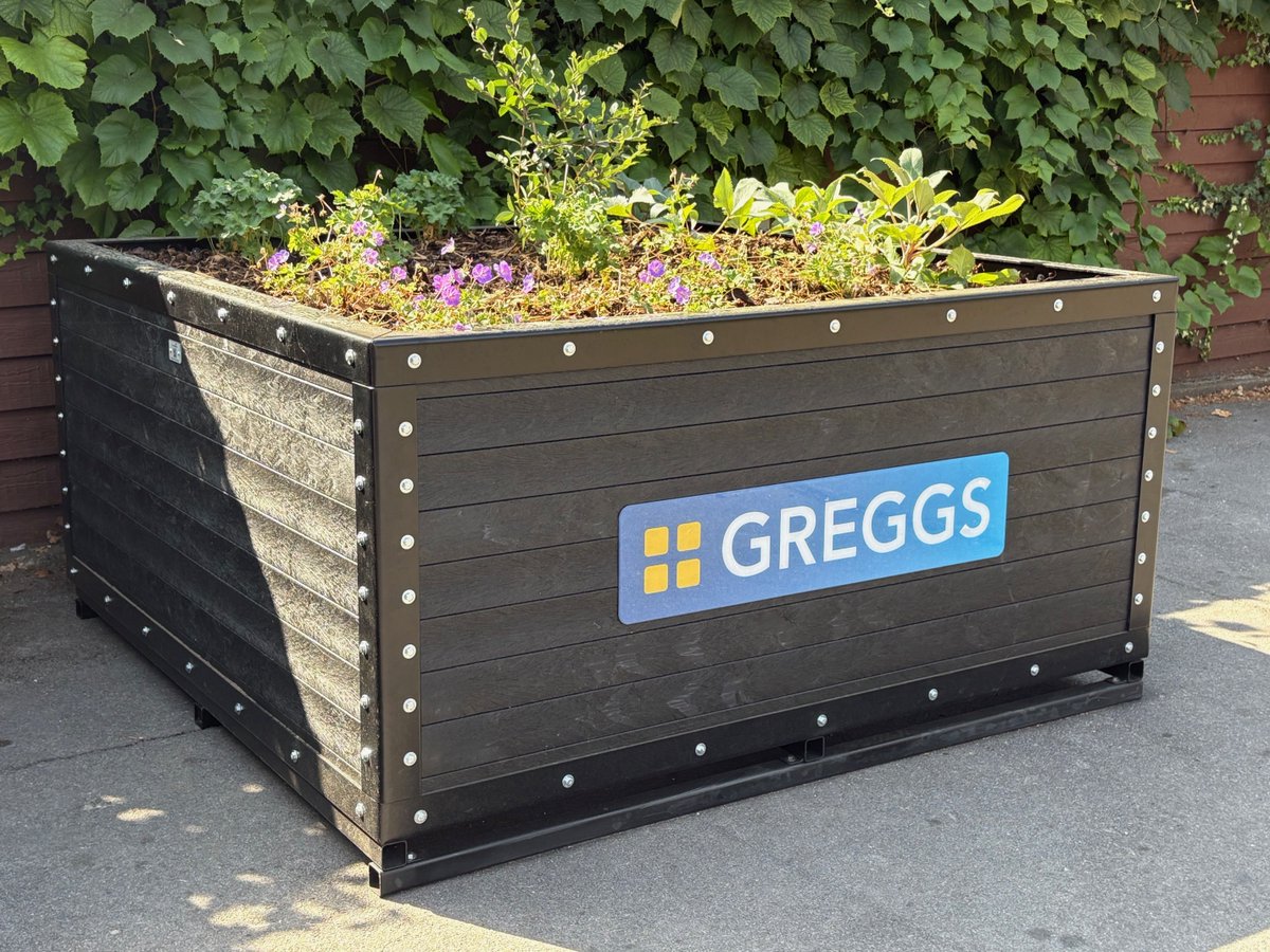 Leisurebenchuk's tweet photo. We specialise in trade and commercial furniture, creating custom-built, branded pieces that help you transform your outdoor spaces. 

Take a look at these recent recycled plastic planters we did for a Greggs site 😍

#commercialfurniture #recycledplastic #planters https://t.co/38yhFs4Rly