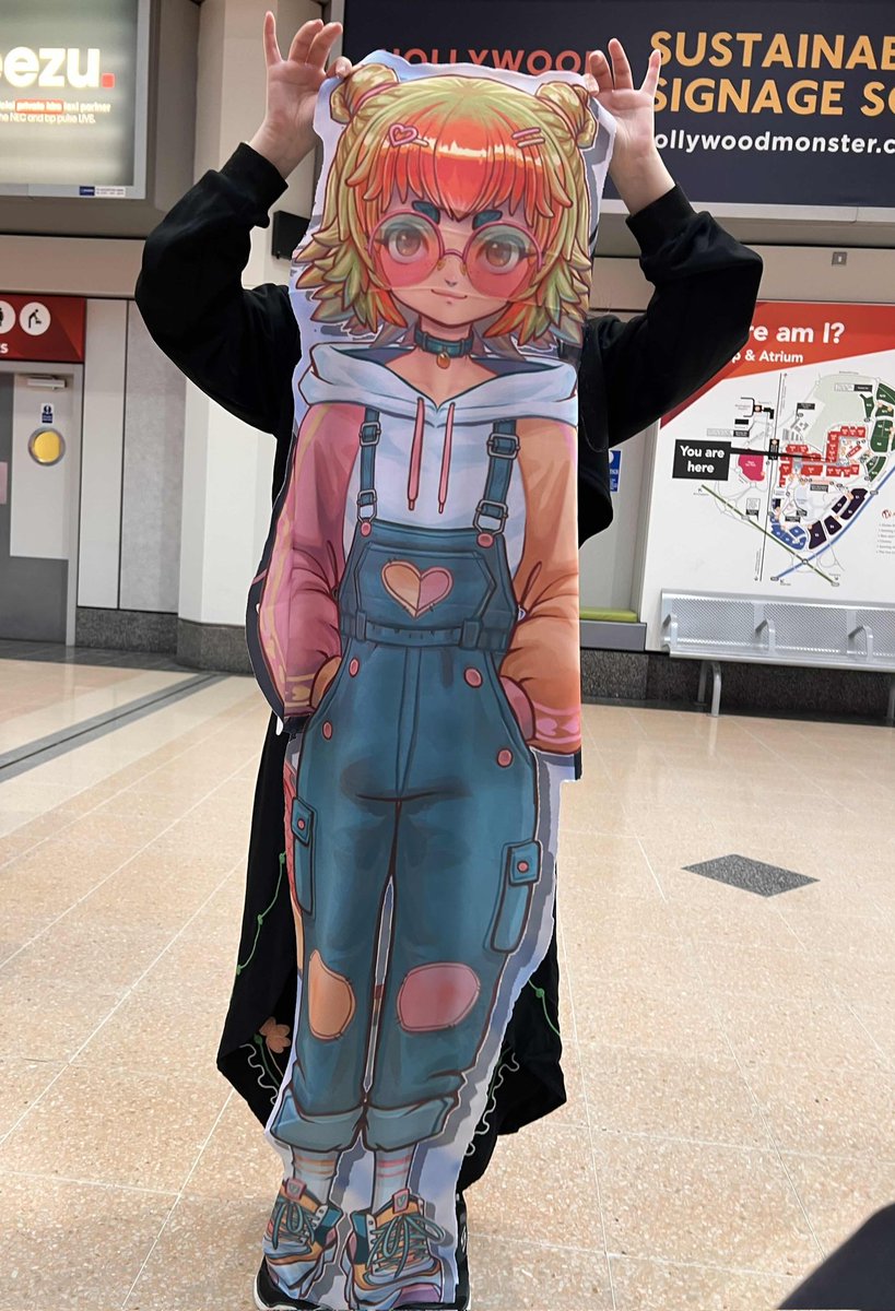 VeXpo complete! 
I had so much fun seeing my frens and community ;o; 💛❤️💚 

I got cut out and gifted c: 
I'll be wearing my own skin \o/ 
IT FITS PERFECTLY