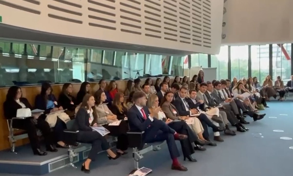 Esc_Judicial's tweet image. Estamos en el #TEDH, en #Estrasburgo. La sección A de #juezas y #jueces de la #75Promoción ha tenido la oportunidad de conocer cómo funciona, conocer su organización, su sede y el detalle de su trabajo a través de la #magistrada María Elósegui.