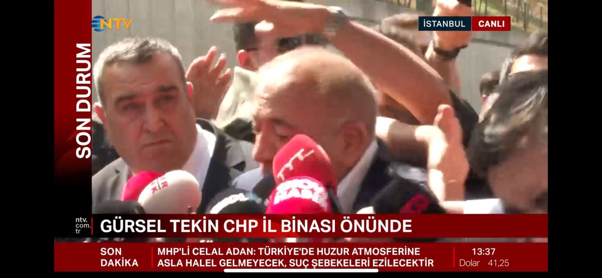 Gürsel Tekin’e CHP İstanbul il başkanlığı önünde açıklama yaptığı esnada atılan su şişesi isabet etti. 
Bunun üzerine Tekin “isterlerse kurşun atsınlar, biz baba ocağına geldik” şeklinde açıklama yaptı.
#chpilbaskanligi #gurseltekin #chp