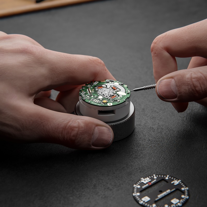 يتم صناعة ساعة ديناميك 360 باحترافية عالية لدمج مكونات الساعة المنتقاة بعناية. تتكامل أجزاء الساعة لتوائم بين العقارب الميكانيكية والتوقيت الإلكتروني بانسجام سلس يضمن سهولة الضبط ودقة الزمن. تمنحك الساعة حرية التحكم في الشاشة الإلكترونية، مع إمكانية إخفائها أو اختيار أسلوب عرض