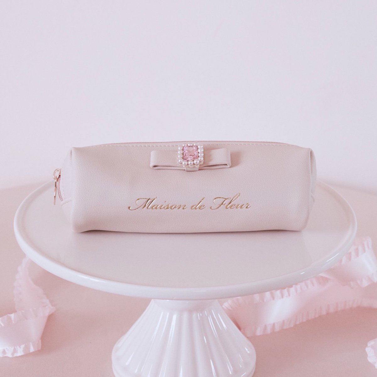 MaisondeFLEUR1's tweet photo. 令和のPINK MANIA🎀

人気のパールビジュー合皮リボンロングポーチが、PINK MANIA限定カラーで登場✨
淡いピンクのパールビーズをあしらったビジューと、ピンクシルバーのファスナー引手が特別感を演出。
いつもの持ち物も華やかに見せてくれる、大人可愛いデザインです💎

渋谷ヒカリエShinQs店: 9/11(木)

WEB：9/11(木)20:00〜
SHOP：9/12(金)〜

特設サイトはこちら▽
https://t.co/anr6FEfIRa