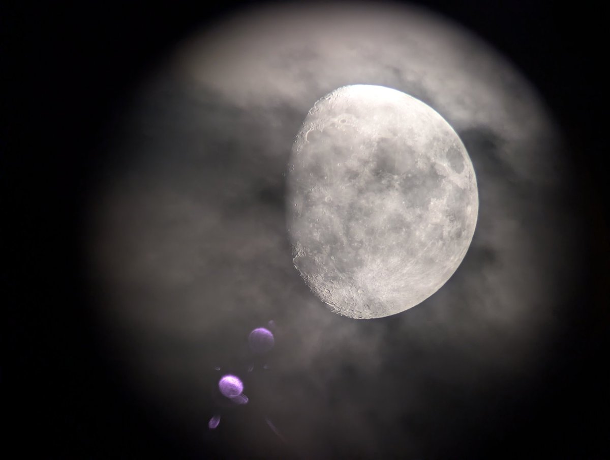 FraySulfato's tweet photo. Pues las nubes no nos dejaron ver el eclipse, pero nos juntamos unos cuantos y estuvimos charlando sobre la formación de la luna, eclipses y curiosidades físicas de la luz. Gracias a todos los que os acercasteis a echar un rato conmigo y espero que hayáis aprendido algo. https://t.co/4jydQ9IWzI