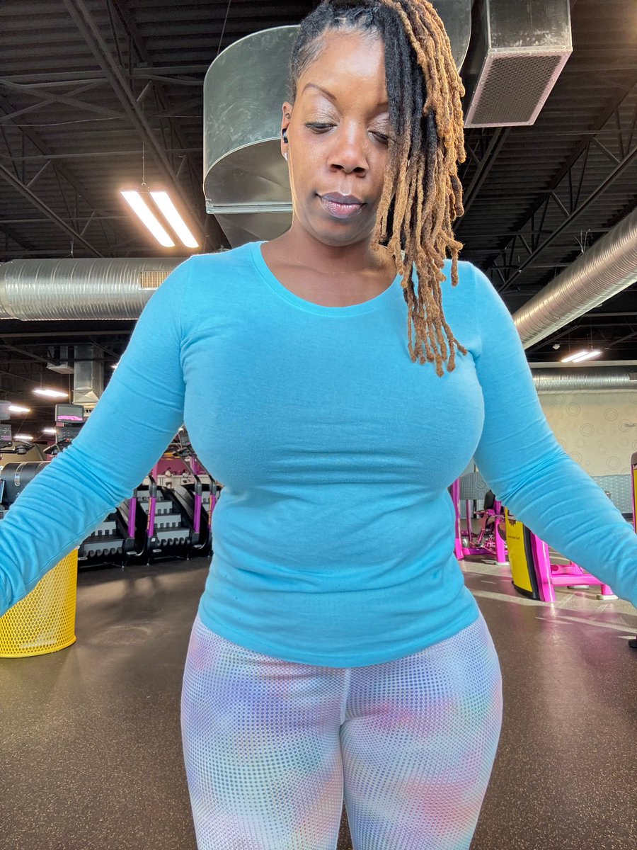 1CurV_Chic's tweet image. Somebody fine ass auntie! #FiftyAndFine #GymGirlie #Auntie 😉💪🏾🩵😜