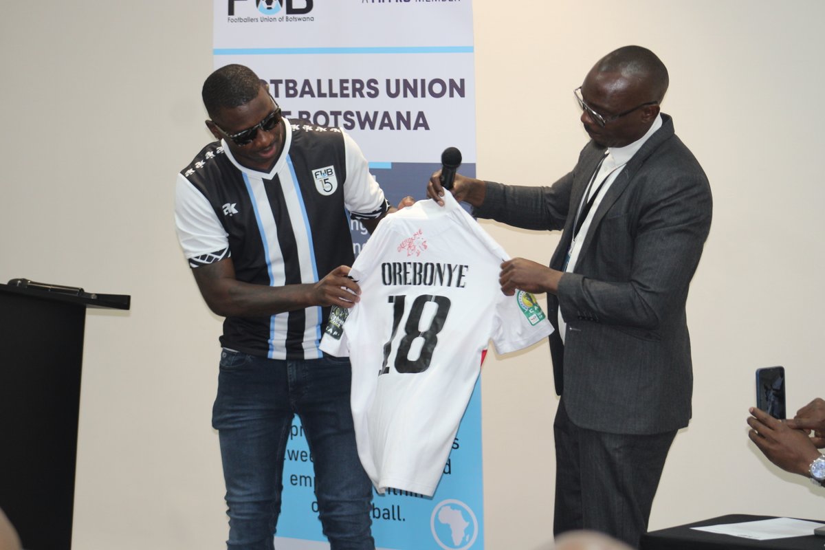 Botswana striker Tumisang “Teenage” Orebonye gifted FUB the jersey he wore in USMA’s historic CAF Confederation Cup win. The gesture, made at FUB’s 3rd Elective Congress, symbolizes unity &amp; inspires local players to dream big on the continental stage. #FUBCongress