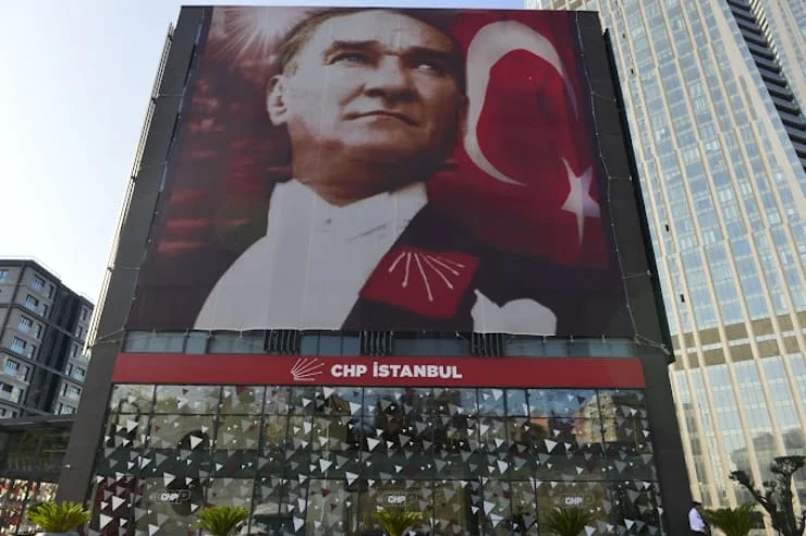 CHP İstanbul İl Başkanlığı binasını kapatma kararı aldı.