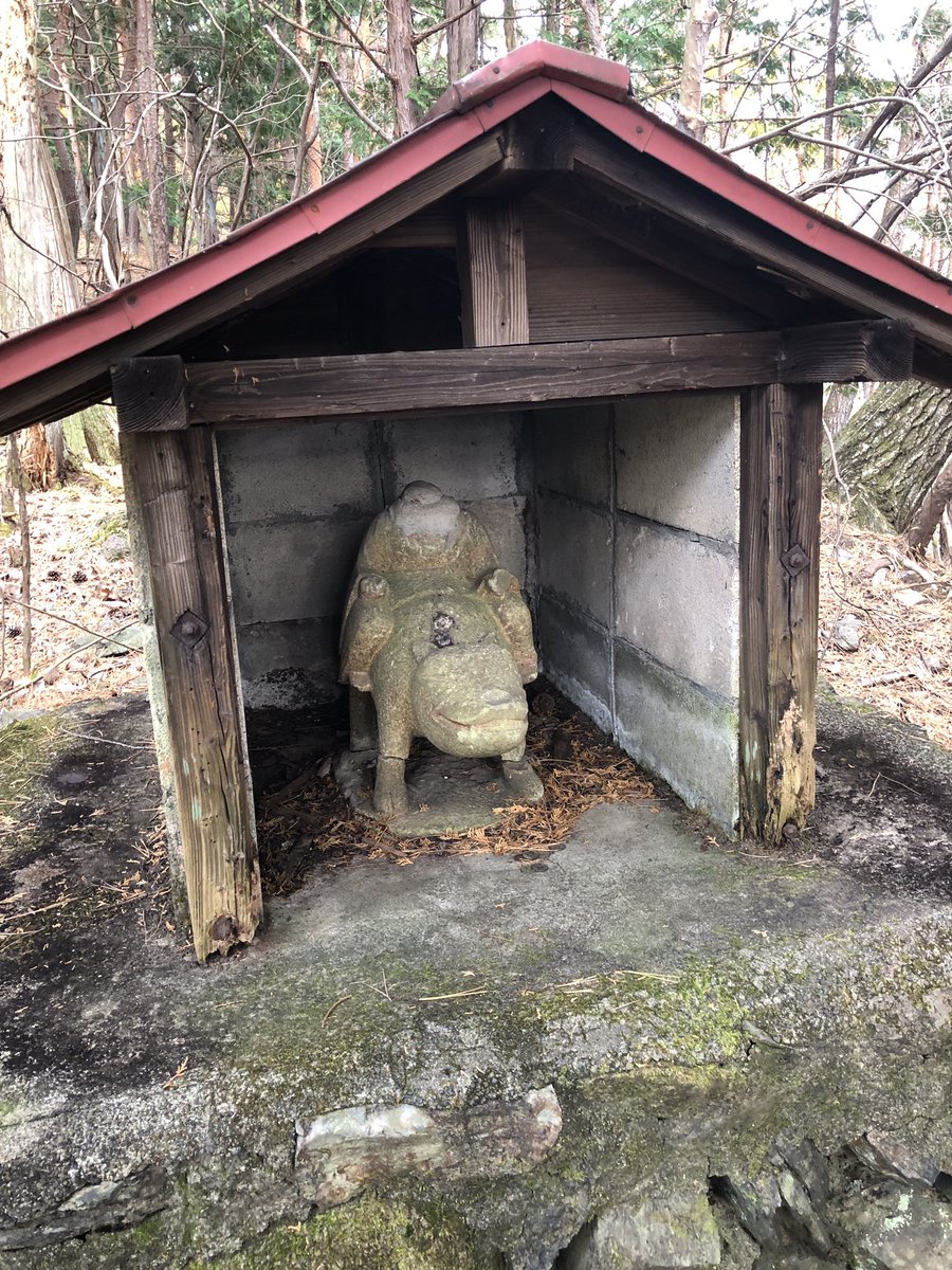 足尾銅山の近くの山中にあったコレずっと何だろうと思ってて。似ている。