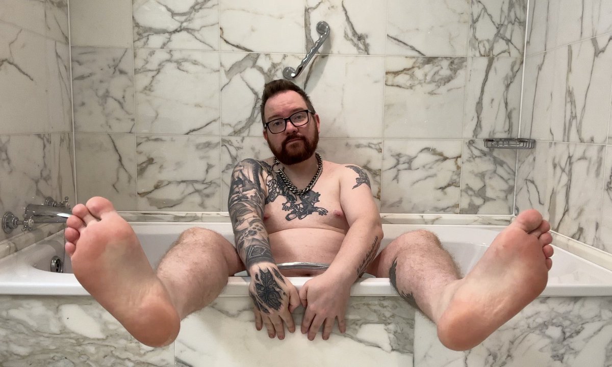 How’d I end up here 👀 

#malefeet #soles #bear