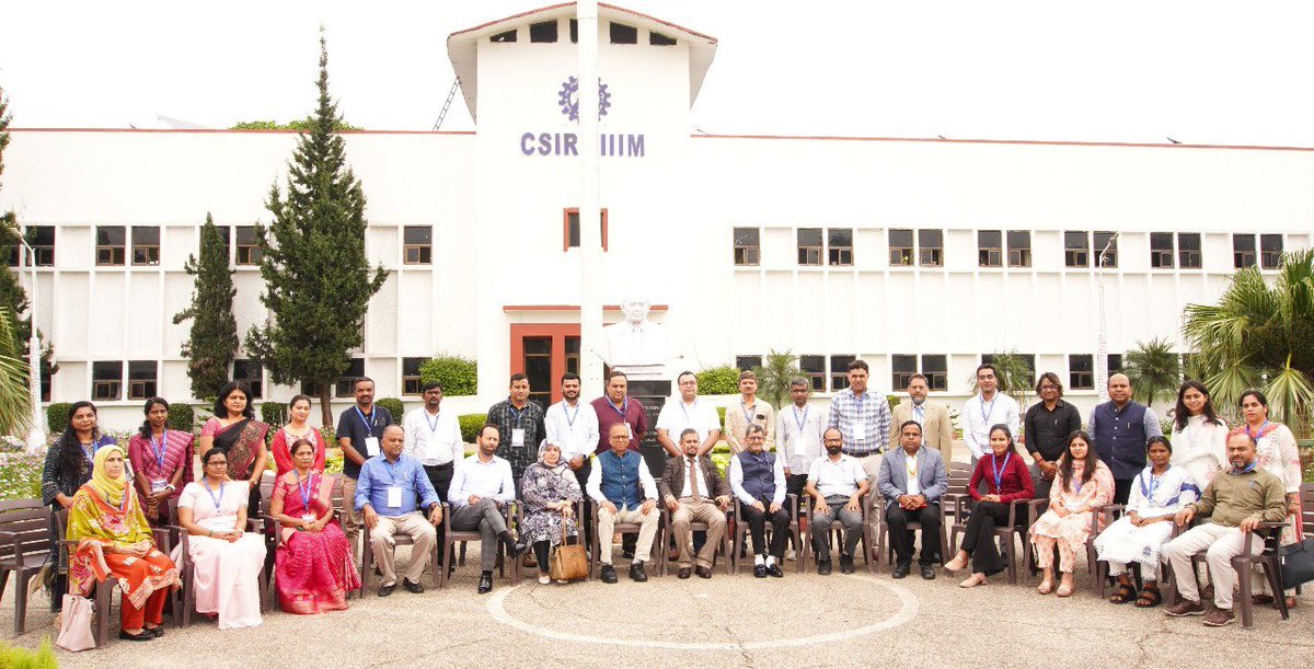 csiriiim's tweet image. The Six-Day CME Program on Modern Aspects in the Preparation &amp;amp; Validation of Traditional Medicines was inaugurated today at #CSIRIIIM Jammu in collaboration with Rashtriya Ayurveda Vidyapeeth, Ministry of AYUSH. 

The ceremony was graced by Dr. N. Zaheer Ahmad (Chief Guest,…