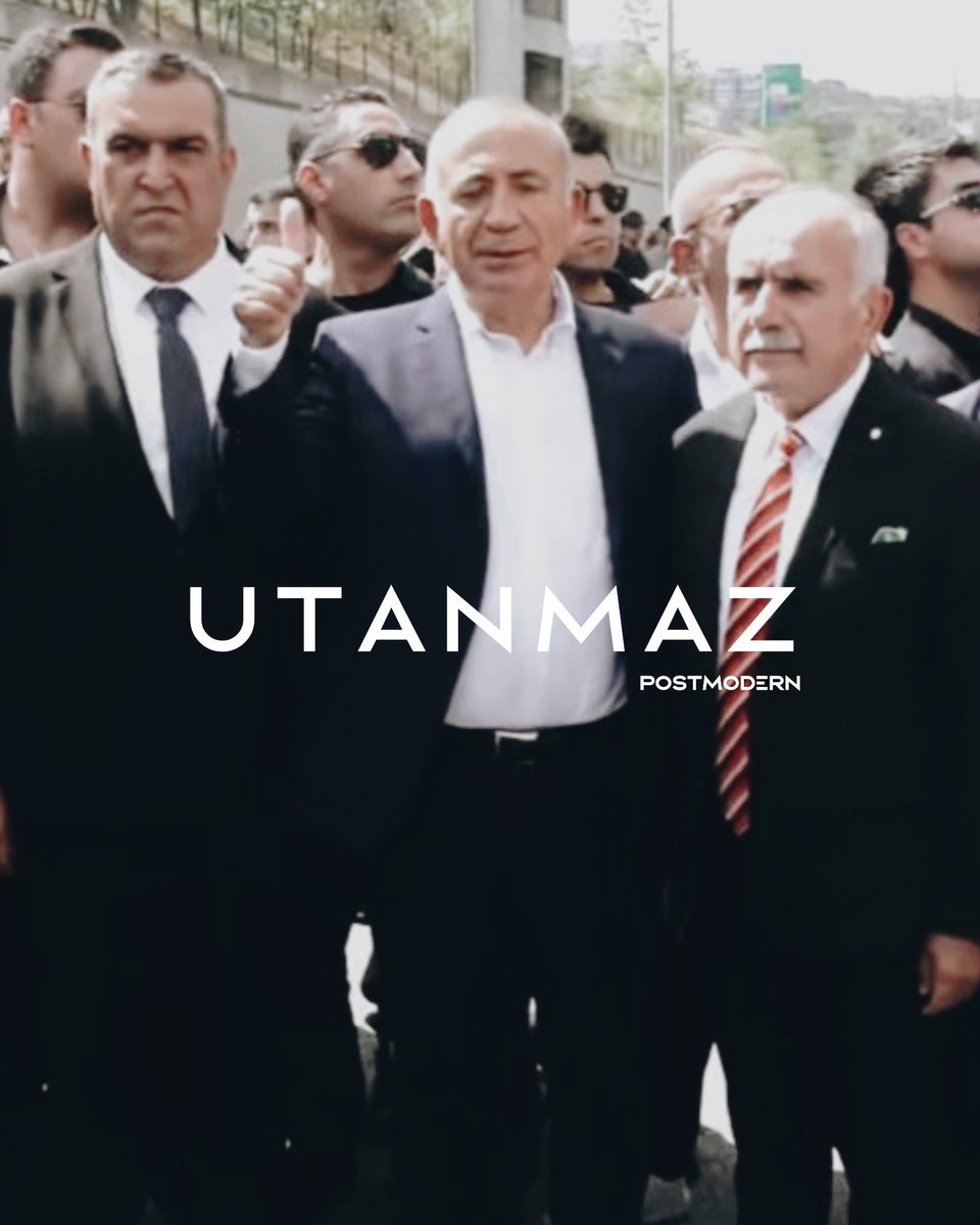 Kayyum Gürsel Tekin, utanmadan CHP il binası önünde poz verdi.