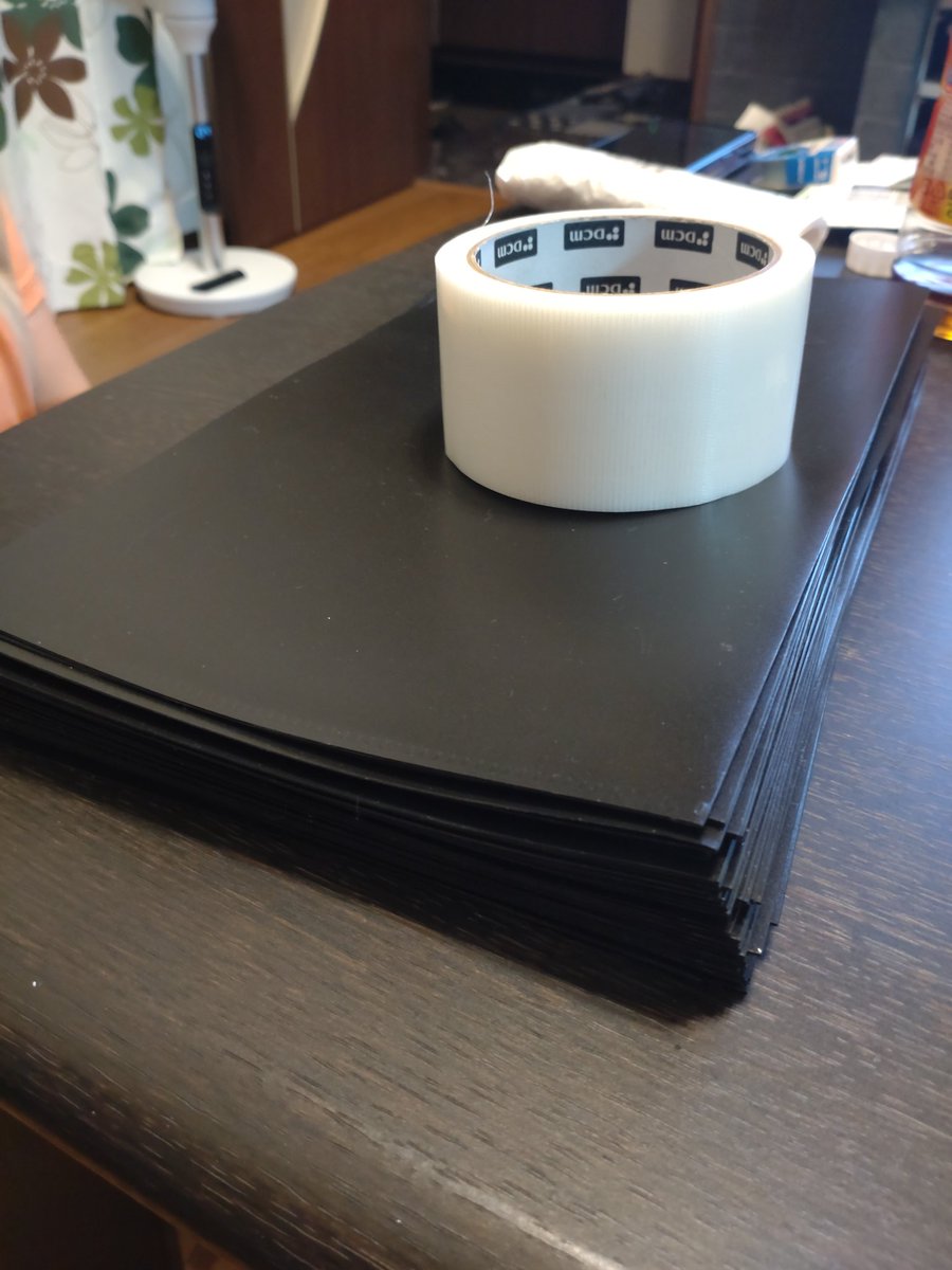 kantoryija58770's tweet image. ナンバー隠し黒のクリアファイル切って作りました🤚
固定は裏面に養生テープ貼って固定します。
今回は時間の関係上20台分までしか作れなかったです💦