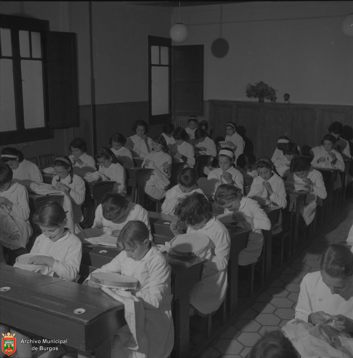 Un año más los alumnos regresan al colegio tras las vacaciones veraniegas.
Se reencontrarán con sus compañeros y sus profesores. Volverán a la rutina de las clases, el estudio, las extraescolares, los comedores...
Las fotografías son del Fondo Lozano de los años 1960-1964