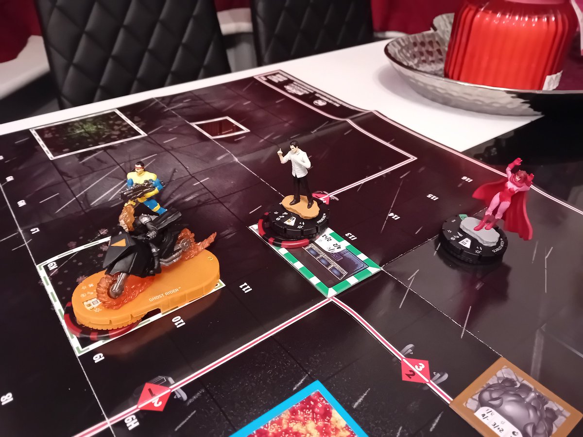 MarkLegend007's tweet image. Game 58 #heroclix
Practice game to see how my holiday find works.
It's the Harley/Valentine iconix that the UK didn't really get at the time.

They have great synergy
 Didn't think they'd hold their own bit the plant markers for defence,attack &amp;amp; their shared healing swung it