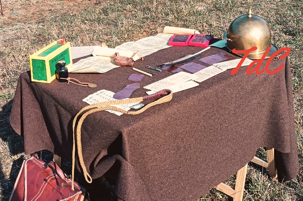 Recreando sobre un mar de nubes. Con vecinas de afilados cuernos, protectoras del yacimiento.

Villa romana de San Martín de la Estaca, Asturias.
#recreaciónhistórica #Epigrafía