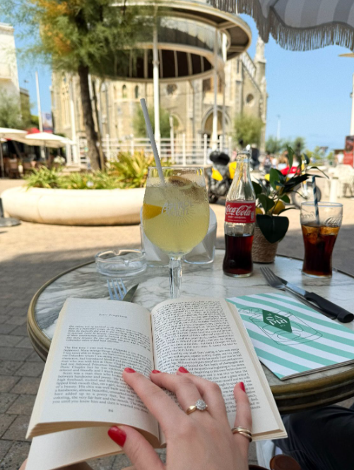 On a city street corner, I ordered a glass of Limoncello sparkling drink and read a chapter from "A Moveable Feast". New York and Paris in the last century were completely different from the stone walls of the church in front of me, but they overlapped at this moment.