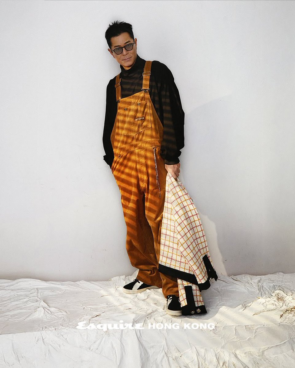 singahsing's tweet image. 검은 자아/고천락 Esquire HK
고천락은 매년 한 번은 꼭 만나는 오래된 친구 같다.만날때마다 느끼는건 그는 변함없다는것이다. 진지하고 효율적이며, 자신이 어떤 사람인지를 분명히 안다.비록 그 모습이 타인 눈엔 ‘검은색’처럼 신비롭고 거리를 두는듯 보일지라도,그는 그런 자신에게 충실하다.