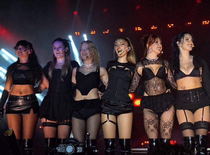 kızlarımız ilk defa topuklularla mükemmel bir şekilde dans ettiler konser verdiler ve çoğu performansı canlı söylediler ancak bunları konuşamadık kızlarımızı rahat şekilde abartamadık bile ona yanıyorum