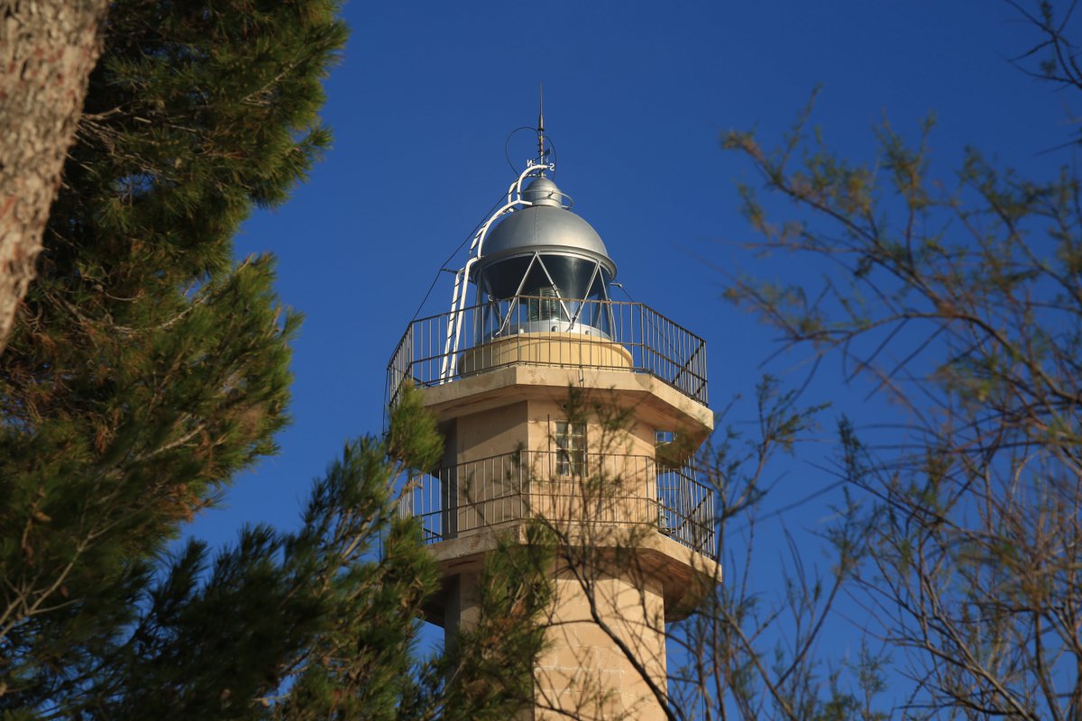 El Far de Punta de l’Avançada es va construir entre 1903 i 1905 per guiar la costa de Pollença. Amb una aparença única de llampades llargues i curtes separades per ocultacions, va ser pioner en llums Maris i sistema d’incandescència per boira.🤯

#farsdebalears