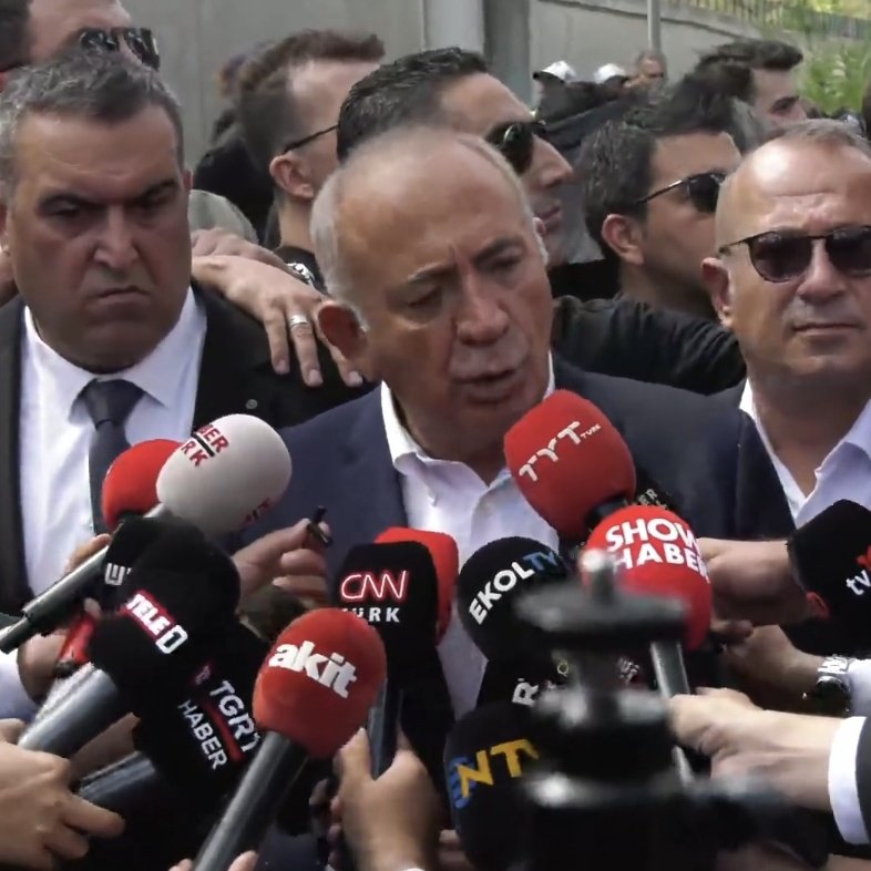 Haber's tweet photo. Gürsel Tekin: "Şerefimle yemin ederim, şu bağıranların bir tanesi CHP'li değildir.

Valla bu yoğunluğun olmasının sebebi biz değiliz." https://t.co/vRqibSB0oB
